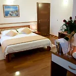 特洛吉尔宫殿酒店 4*