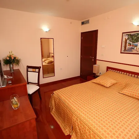 特洛吉尔宫殿酒店 特罗吉尔