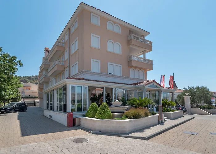 Palace 4* Τρογκίρ