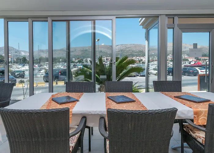 特洛吉尔宫殿酒店