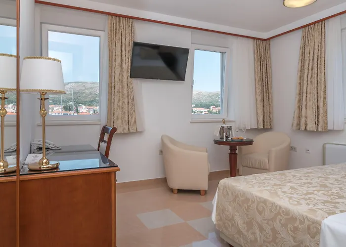 Palace Τρογκίρ