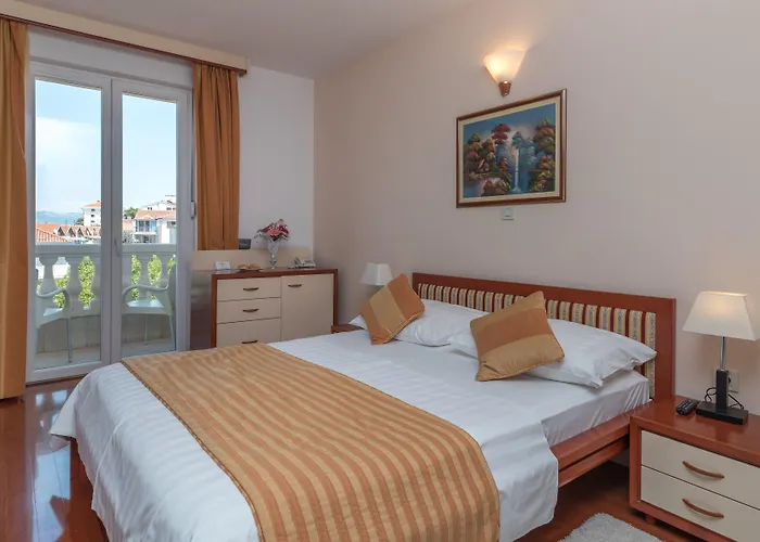 Palace 4* Τρογκίρ