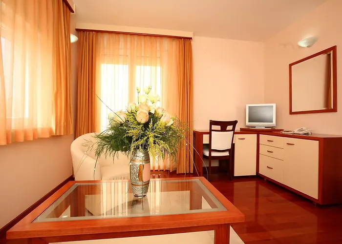 特洛吉尔宫殿酒店