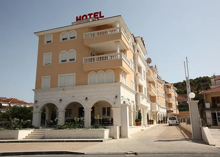 Palace 4* Τρογκίρ