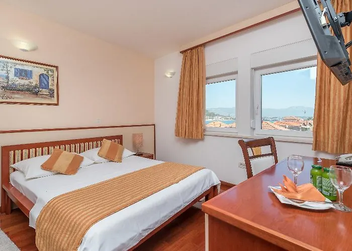 特洛吉尔宫殿酒店