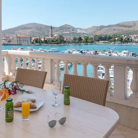 Palace 4* Трогір